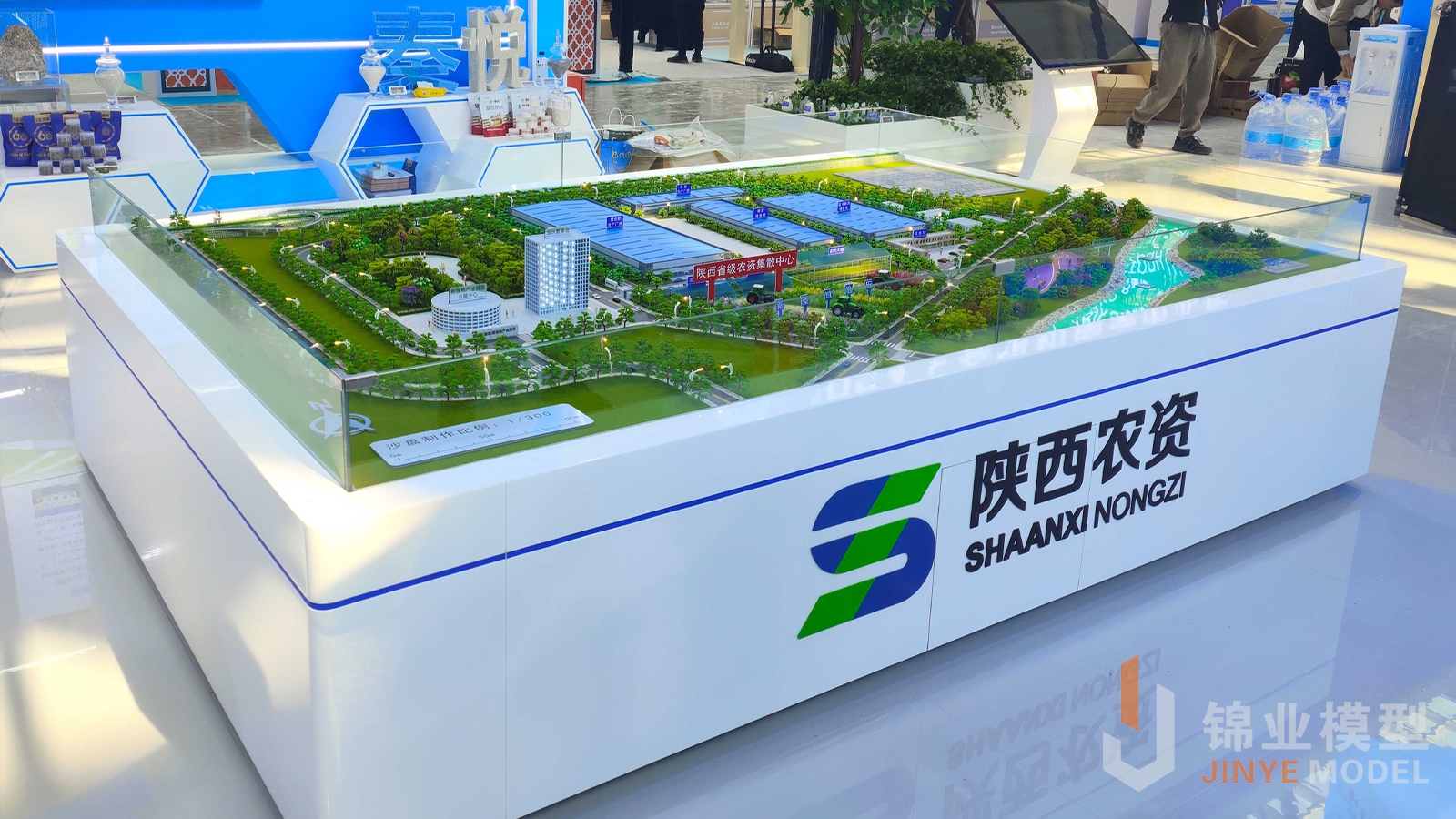 农资集散中心沙盘参展丝博会实拍图片