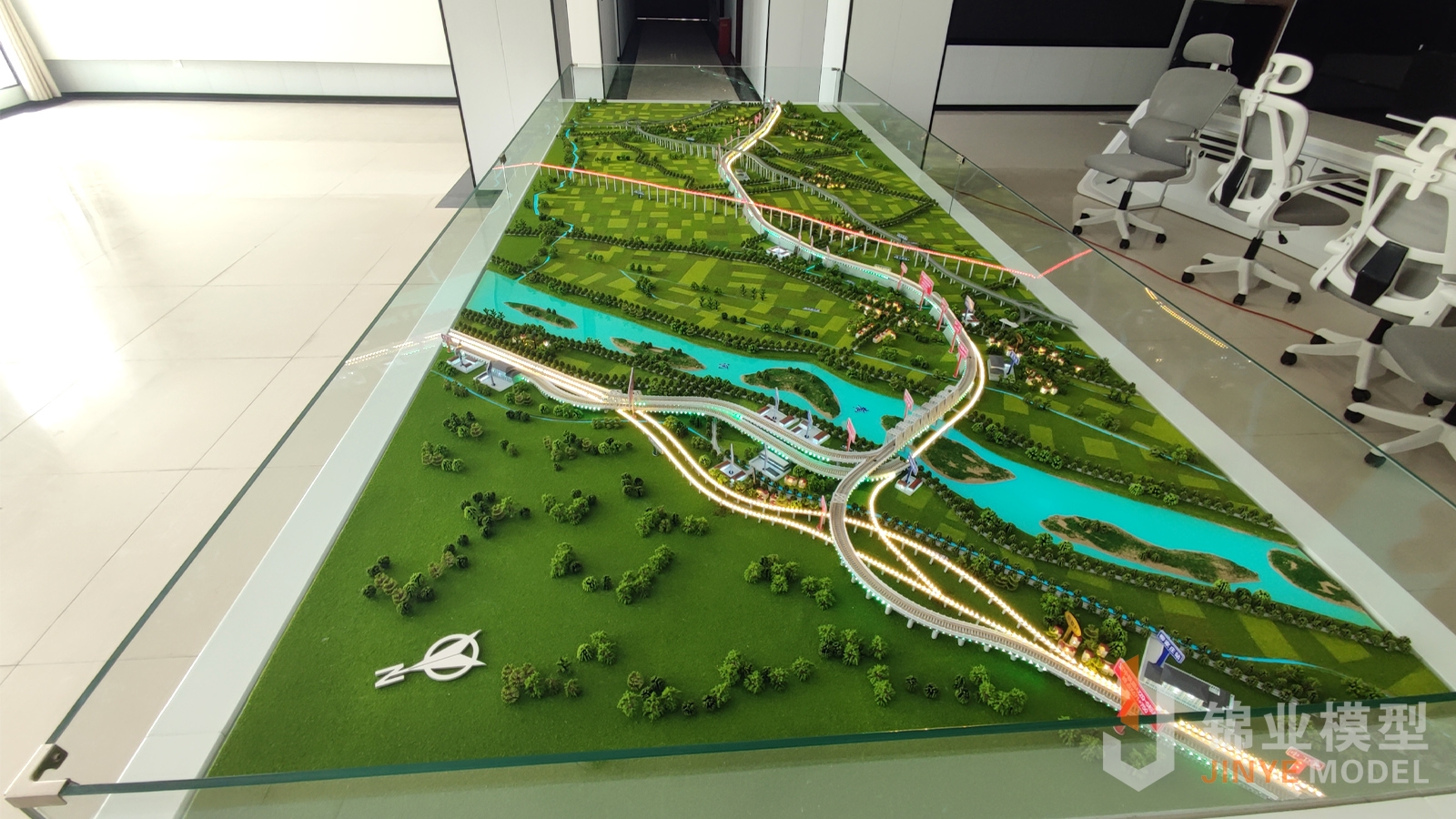 由中铁大桥局承建的宝中铁路5标沙盘模型实拍图片